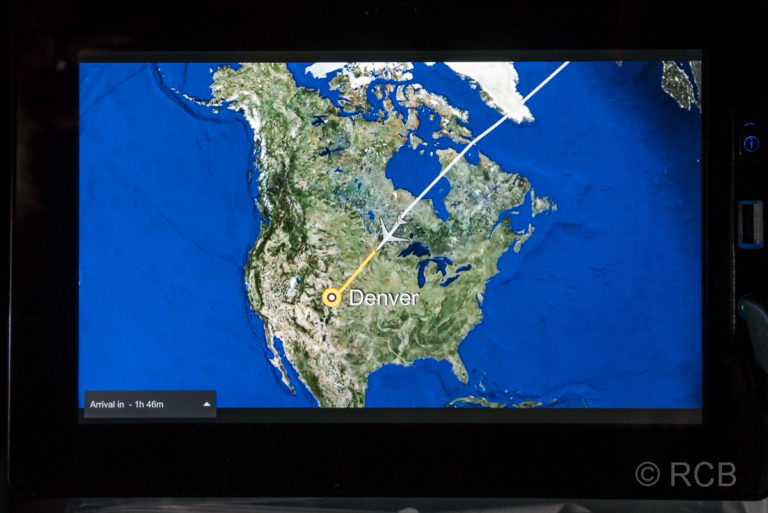 Monitor im Flugzeug mit Karte der USA