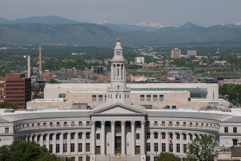 Blick vom Capitol auf Denver City Council und Rocky Mountains