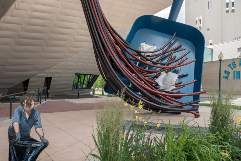 Großskulptur "Big Sweep" von Claes Oldenburg am Denver Art Museum