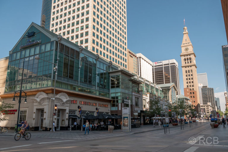 Cheesecake Factory und Daniels & Fisher Tower, 16th Street Mall, Denver