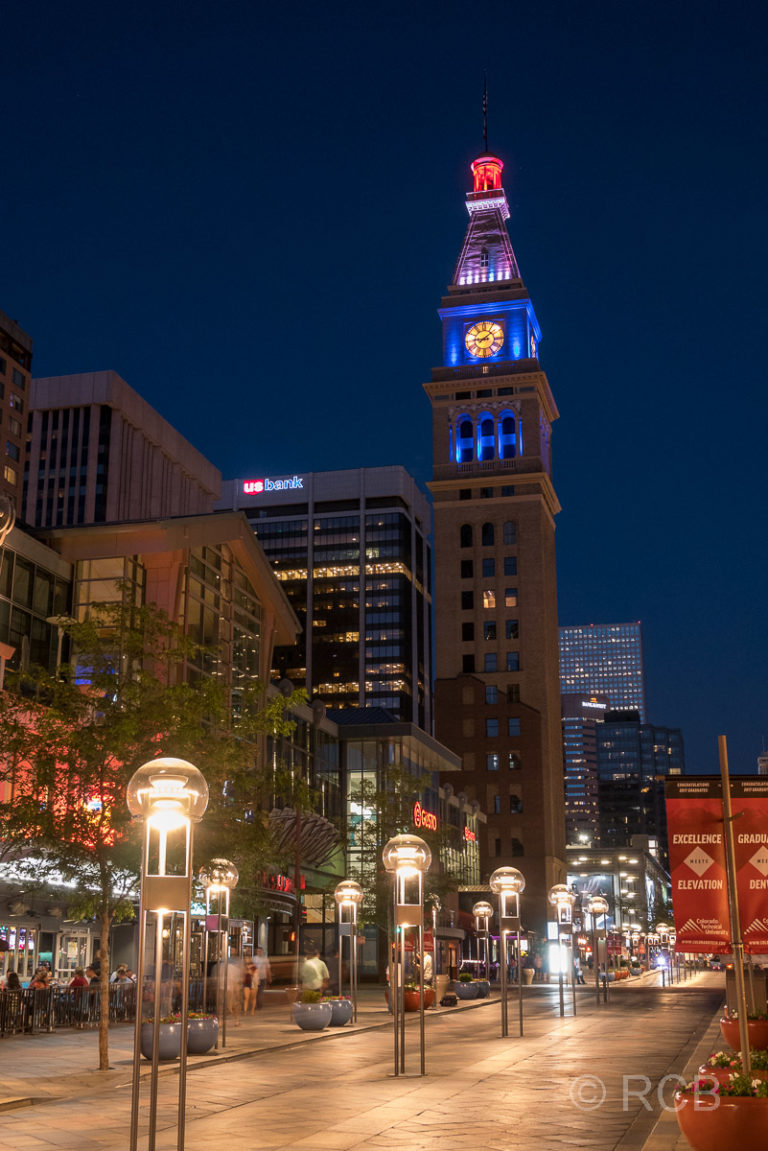 16th Street Mall mit Daniels & Fisher Tower bei Nacht