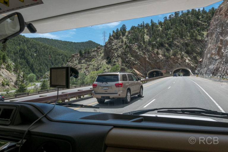 Blick aus dem Wohnmobil auf die Straße während einer Fahrt durch Colorado