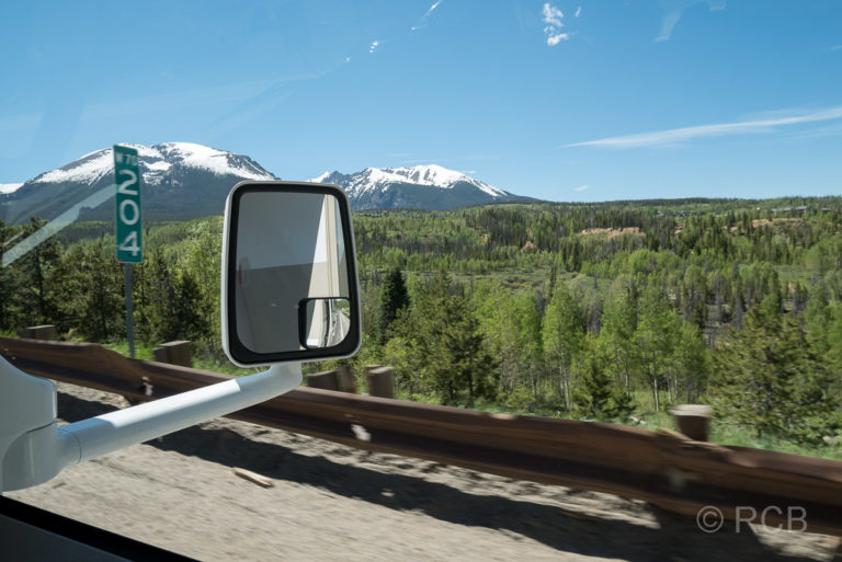 Blick aus dem Seitenfenster eines Wohnmobils während einer Fahrt durch Colorado