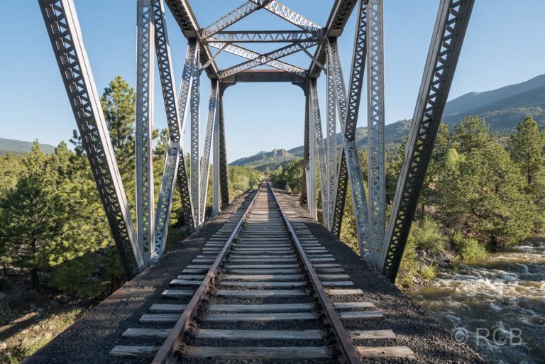 Blick durch eine Eisenbahnbrücke