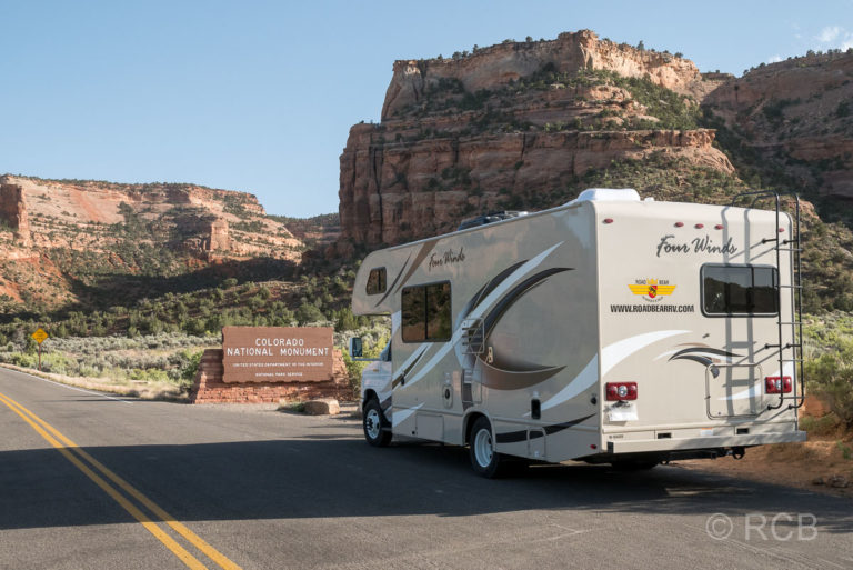 Wohnmobil bei der Einfahrt zum Colorado National Monument