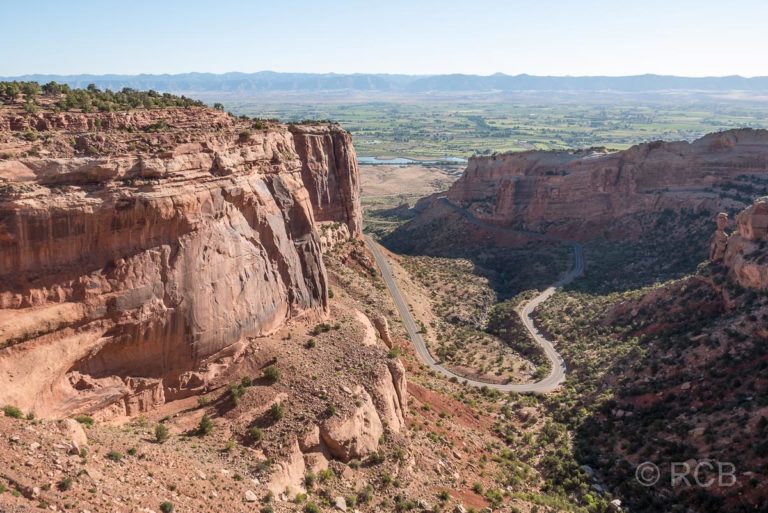 Blick vom Plateau des Colorado National Monument hinab
