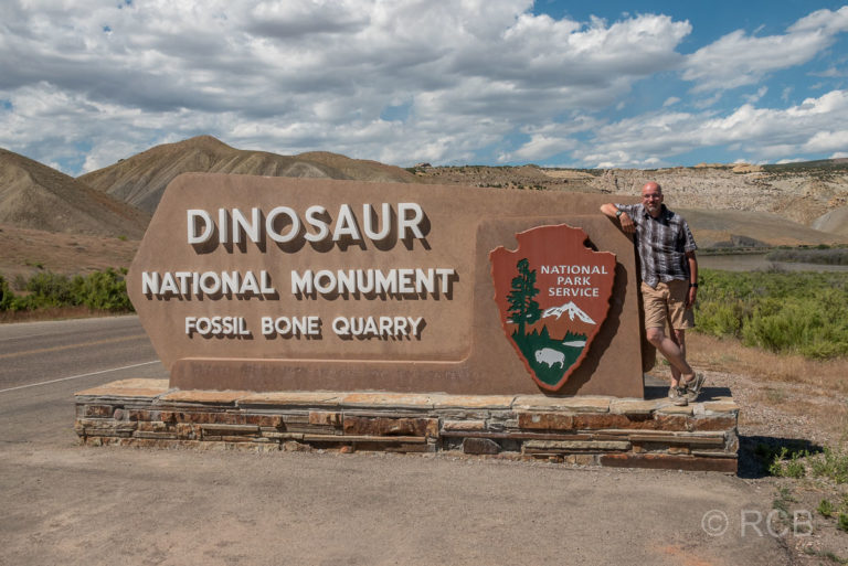 Mann am Eingang zum westlichen Teil des Dinosaur NM