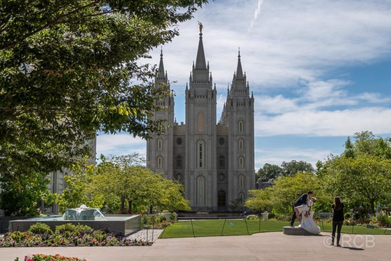 Brautpaar posiert vor dem Salt Lake Temple