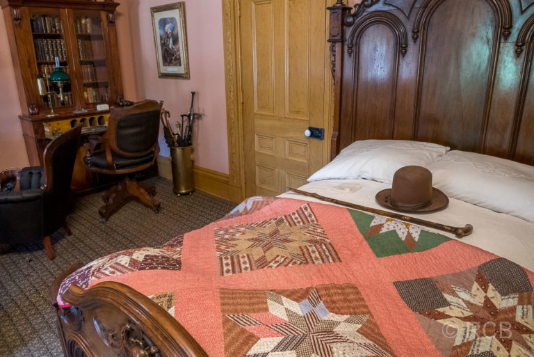 Bett mit Hut und Stock im Beehive House, Salt Lake City
