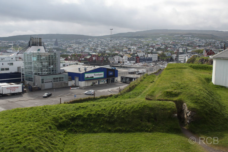 Torshavn, Blick von der alten Festung Skansin über das Hafenterminal und die Stadt