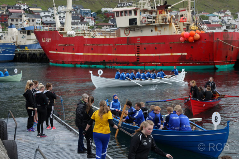 Klaksvik, Ruderboote im Hafen beim Stadtfest Norðøyastevna