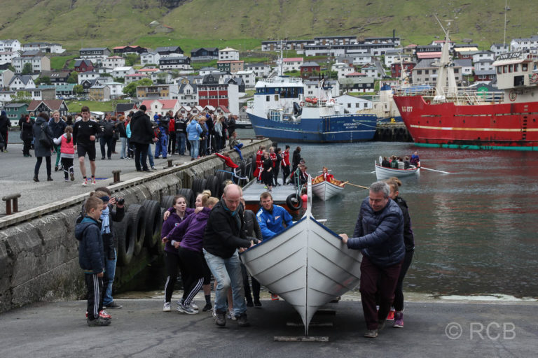 Klaksvik, Ruderboote im Hafen beim Stadtfest Norðøyastevna