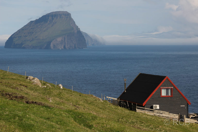 Blick auf die südlichen Färöer bei der Wanderung zur Felsnadel Trøllkonufingur