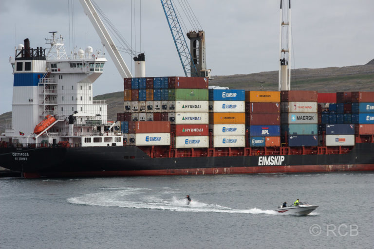 Wasserskifahrer vor Containerschiff