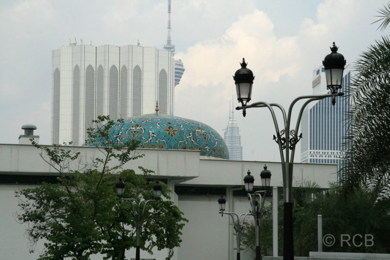Islamisches Kunstmuseum, im Hintergrund Menara KL und die Petronas Twin Towers