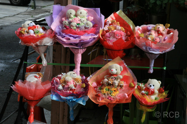 bunte Blumensträuße mit Teddies in Chinatown