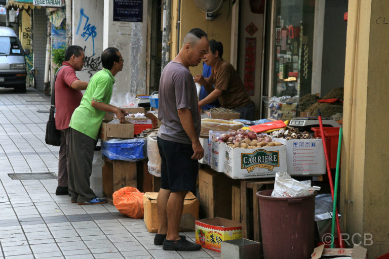 Leute vor Einkaufsauslagen in Chinatown