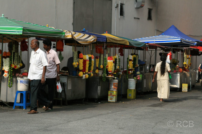 Blumenverkäufer vor dem Sri Mahamariamman-Tempel