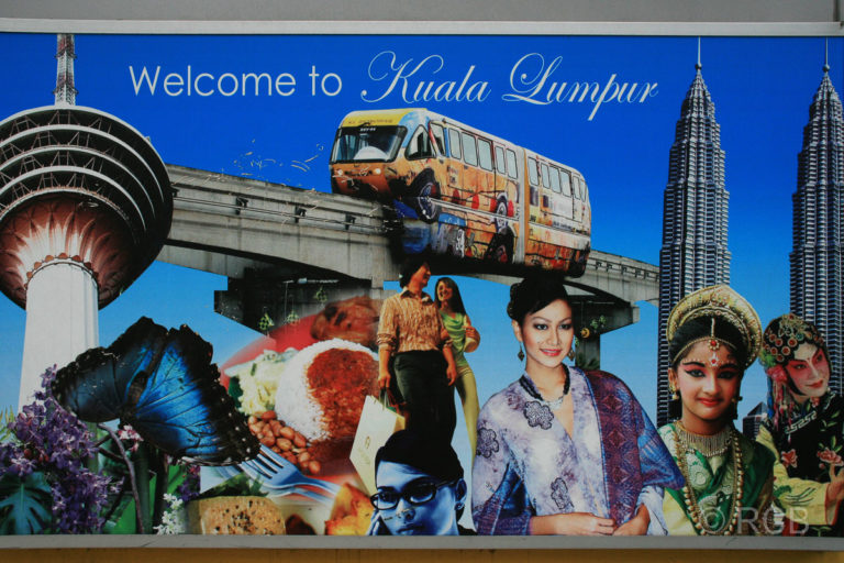 Begrüßungstafel mit dem Schriftzug "Welcome to Kuala Lumpur"