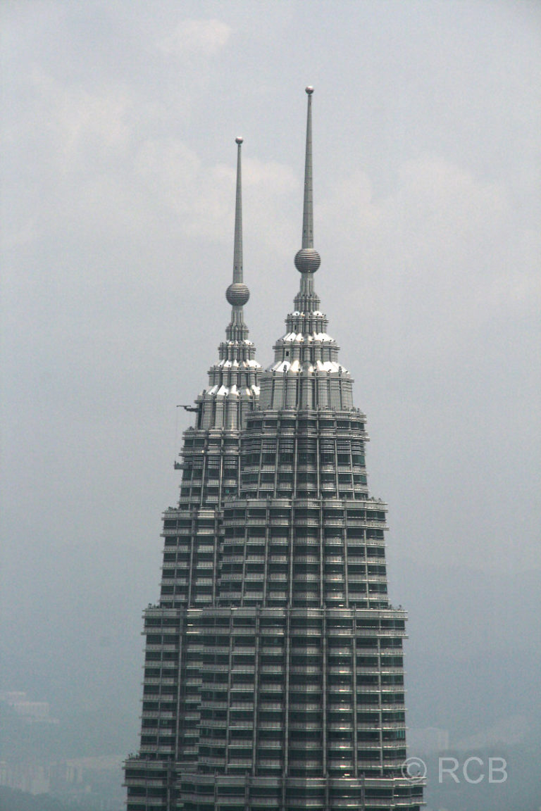 Blick auf die Petronas Twin Towers vom Menara KL aus