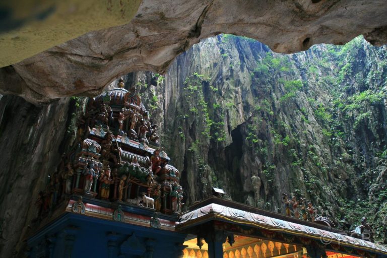 Tempel im Inneren der Batu Caves mit Blick durch eine Öffnung in den Himmel