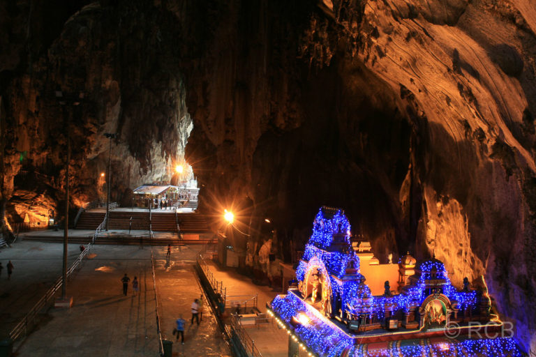 Inneres der Batu Caves mit erleuchtetem Tempel