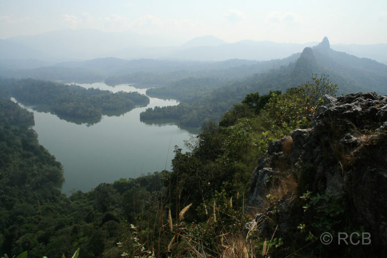 Ausblick von der Klang Gate Ridge auf die Wasserreservoirs der Stadt