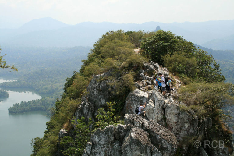 junge Menschen wandern über einen schmalen Felsen auf dem Bukit Tabor Hike auf der Klang Gate Ridge