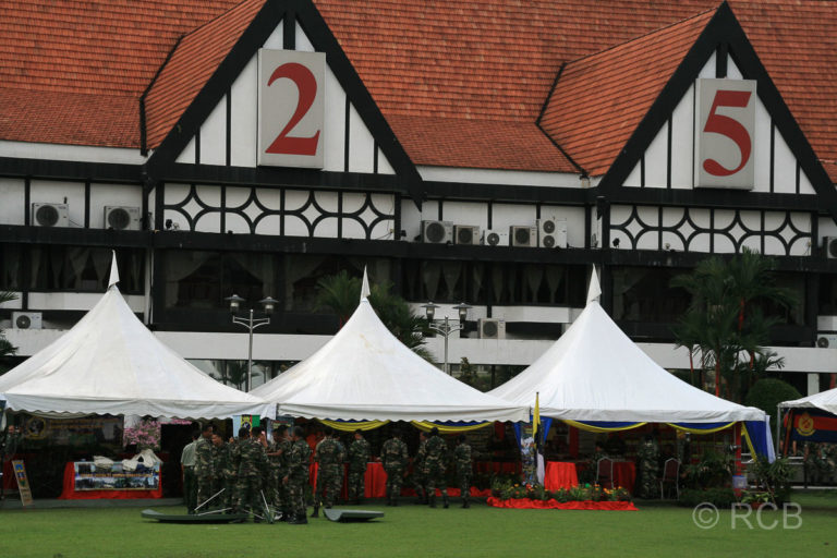 Häuser im englischen Fachwerkstil und davor Info-Stände des malaysischen Militärs am Merdeka Square
