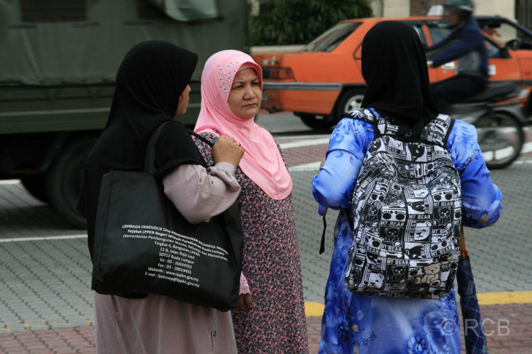 muslimische Frauen unterhalten sich am Merdeka Square