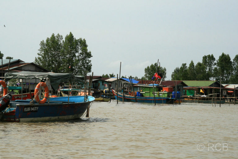 Fischerdörfer während der Bootsfahrt zum Bako Nationalpark