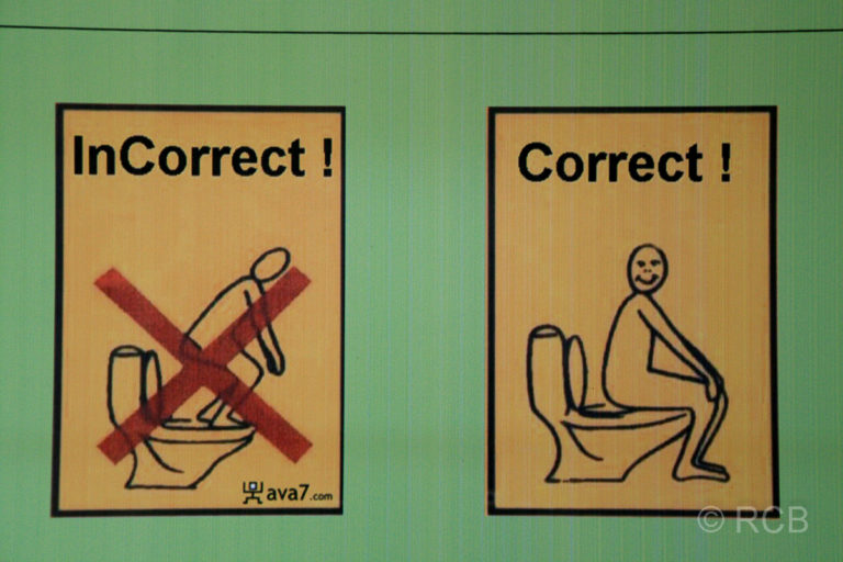Hinweisschilder für die korrekte Benutzung europäischer Toiletten