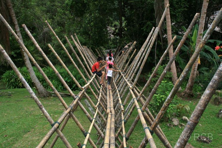 Brücke aus Holzstangen, Sarawak Cultural Village