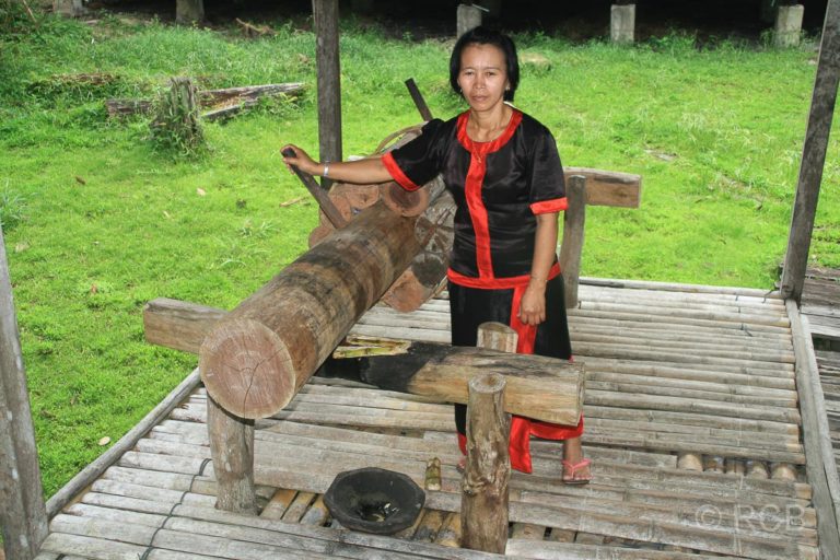 Frau an einer Zuckerrohrpresse, Sarawak Cultural Village
