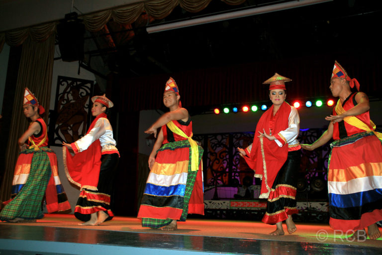 Sarawak Cultural Village, Volkstanz-Show