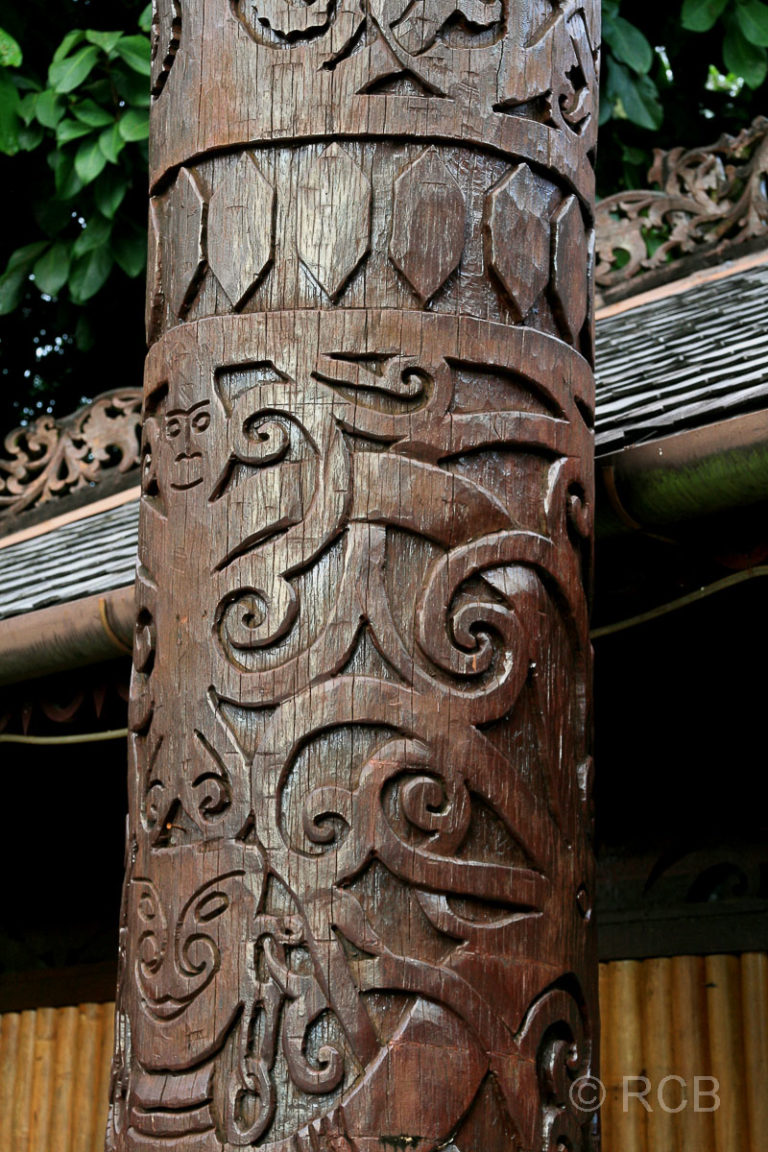 geschnitzte Säule, Sarawak Cultural Village