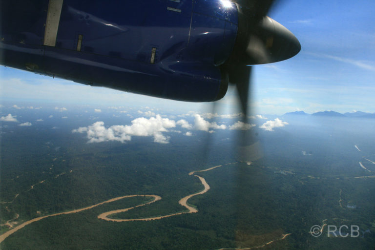 Blick aus einer Propellermaschine im Anflug auf den Mulu Nationalpark