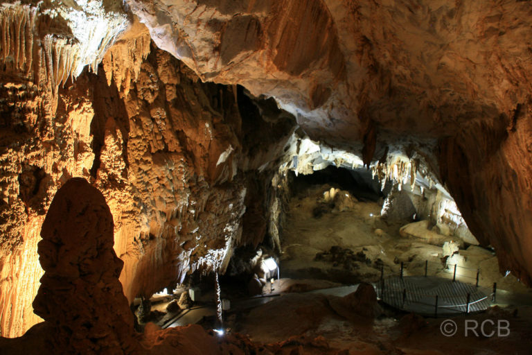 Lang's Cave mit Tropfsteinen und einem See, Mulu Nationalpark