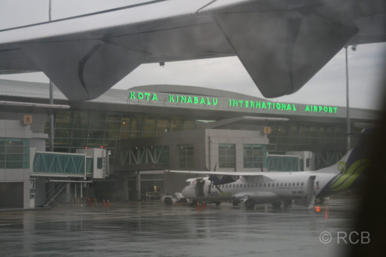 Umstieg am Flughafen Kota Kinabalu bei strömendem Regen