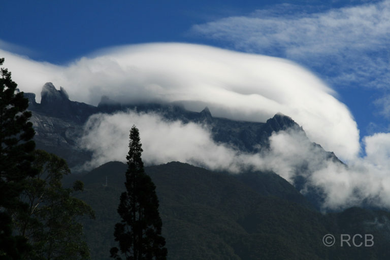 Gipfelregion des Mount Kinabalu in Wolken
