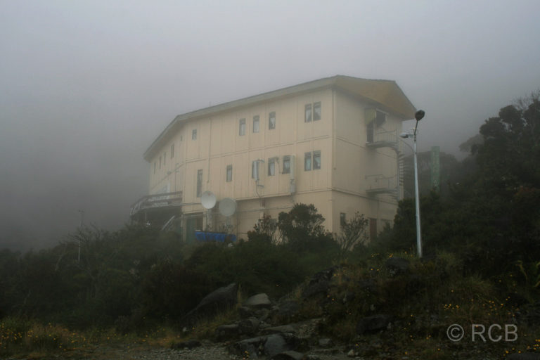 Laban Rata-Hütte am Mt. Kinabalu im Nebel