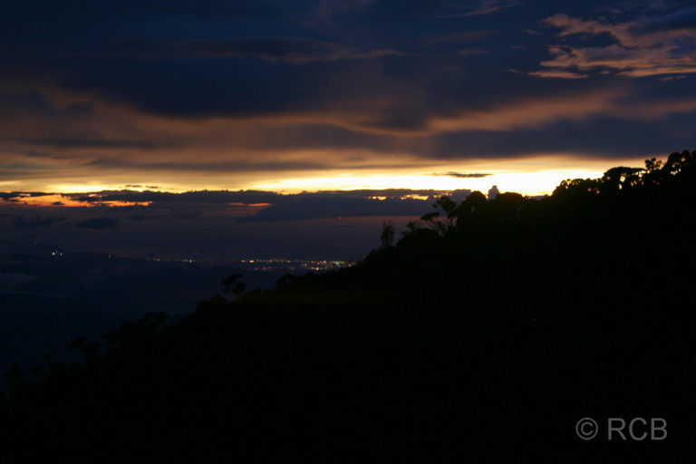 Sonnenuntergang und Blick auf Kota Kinabalu, von der Laban Rata-Hütte aus, Mt. Kinabalu