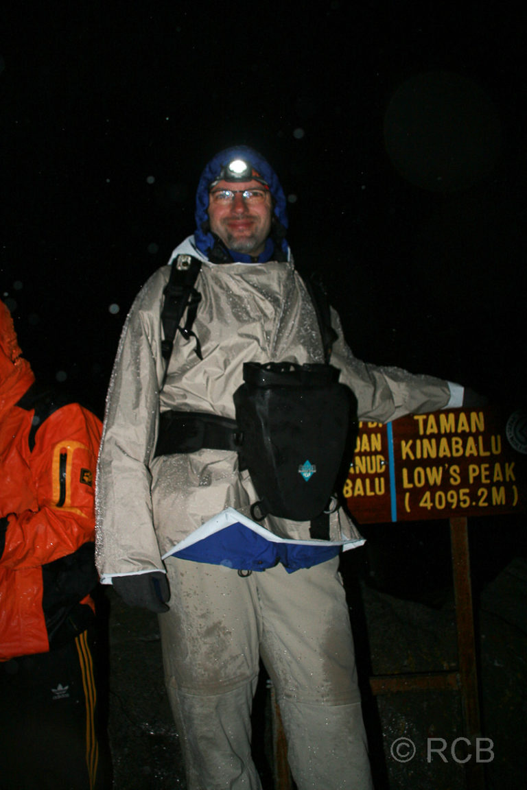 Mann am Gipfel des Mt. Kinabalu auf dem Low's Peak (4095 m ü. NN)