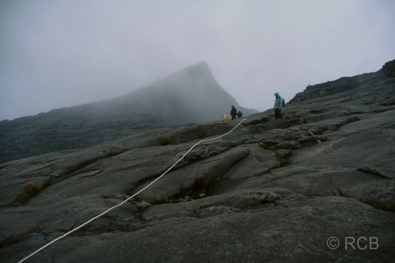 Seilführung beim Absteig vom Gipfel des Mt. Kinabalu