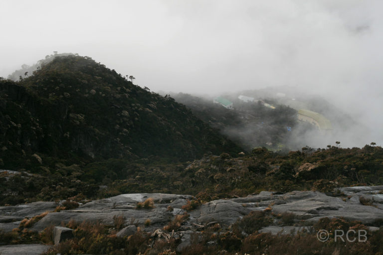 Abstieg vom Mt. Kinabalu, Blick auf die Laban Rata-Hütte
