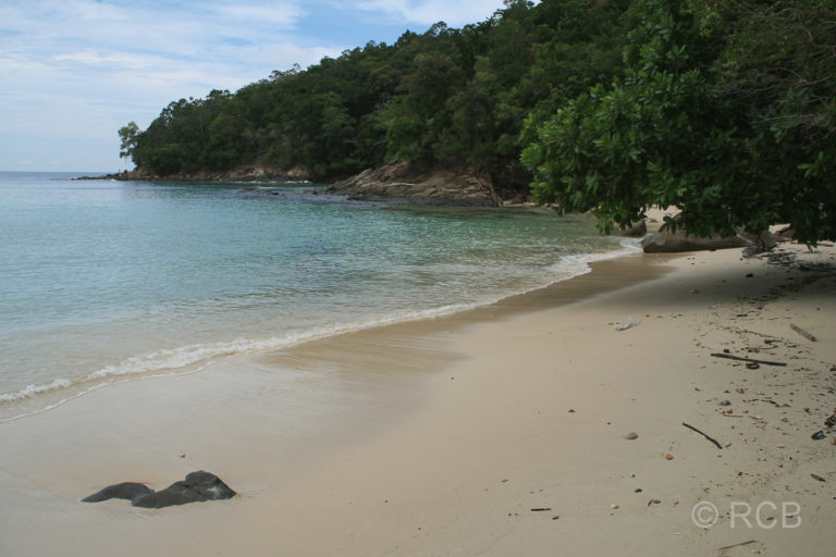 weißer Sandstrand auf Pulau Sapi