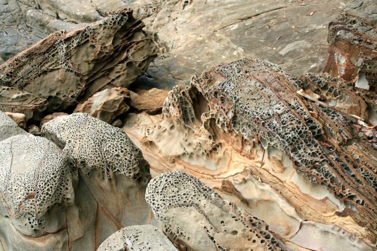 poröse Gesteinsformationen am Strand auf Pulau Sapi