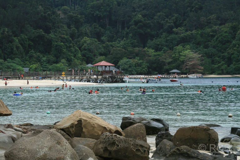 Anleger und badende Menschen, Pulau Sapi