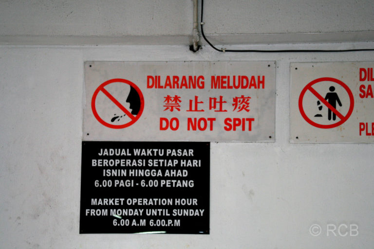 Schild, das das Spucken verbietet in den Markthallen von Kota Kinabalu