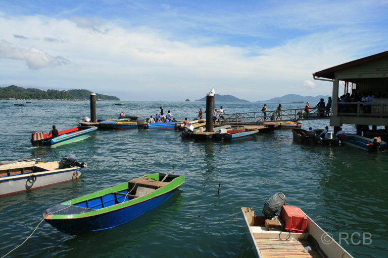 "Bootstaxis" zu den vorgelagerten Inseln an den Markthallen, Kota Kinabalu